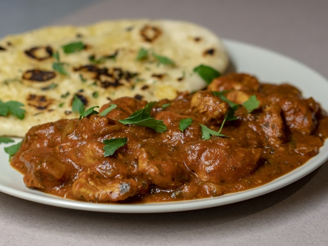 Butter chicken met naan